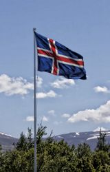 Flag_of_Iceland_flying_in_Akureyri_(4708402499)